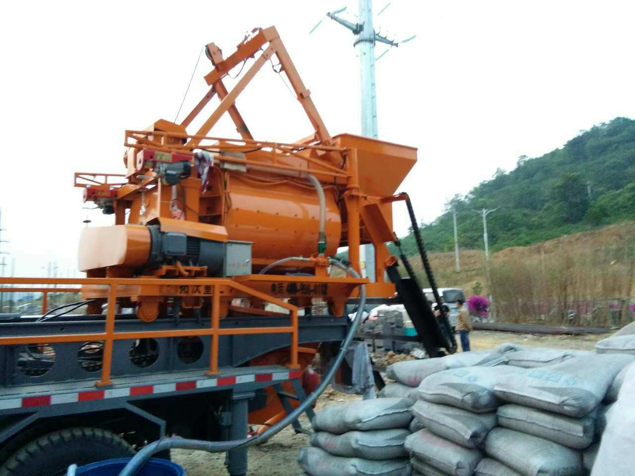 拓沃重工車載攪拌拖泵C7現(xiàn)場施工